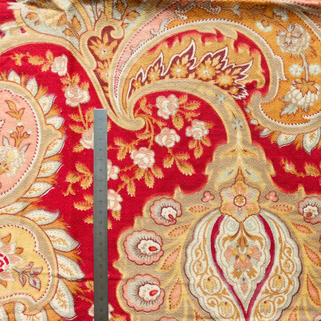 Tissu - Rouge avec des arabesques dorés, taupes et roses - 61 cm * 79 cm – Image 3