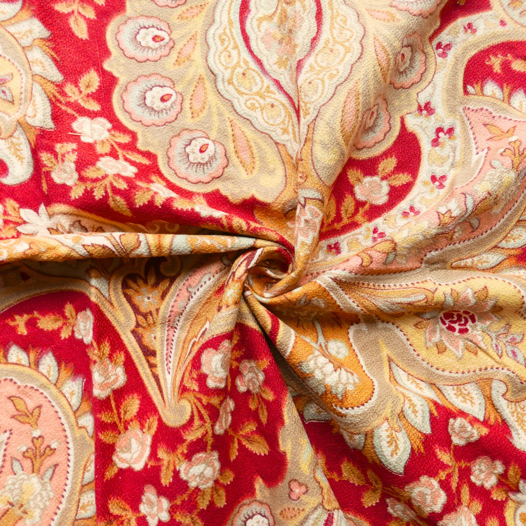 Tissu - Rouge avec des arabesques dorés, taupes et roses - 61 cm * 79 cm – Image 2