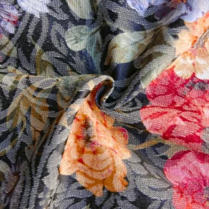Tissu - Polyester - Fond noir texturé et irisé avec des fleurs colorées - 69 cm * 269 cm