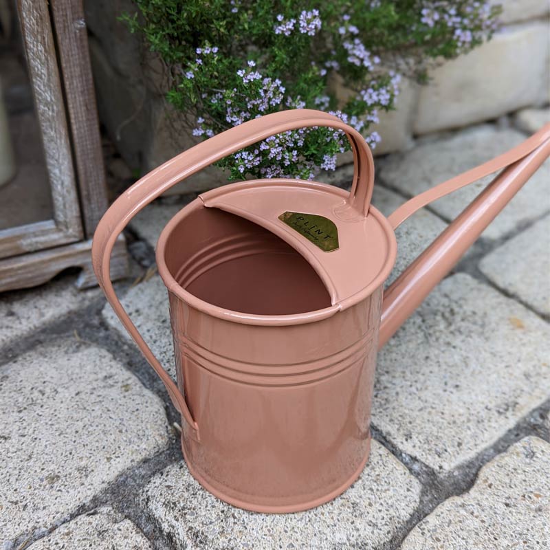 Arrosoir rétro Plint 1,5L en métal laqué rose terracotta – Image 2